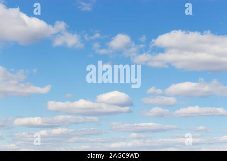 Bewölkter Himmel. Licht blauer Himmel mit Puffy cumulus Wolken, himmlischen Landschaft. Hintergrund Hintergrund Textur. Leeren Himmel klares Wetter, Sommer cloud Stockfoto