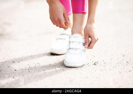 Runner versuchen, Laufschuhe, die immer bereit für ausführen. Gesunder Lebensstil Stockfoto