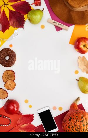 Hut, Smartphone, Früchte, Kürbis, trockene Blätter, bunte Papiere, Donuts, Kaffee Getreide, Holz Block mit November Inschrift isoliert auf weißem Stockfoto