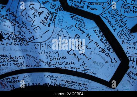 Close-up von schriftlichen Nachrichten & Graffiti auf Frieden Wand, oder Frieden Linie, entlang Cupar in Belfast, Nordirland. Stockfoto
