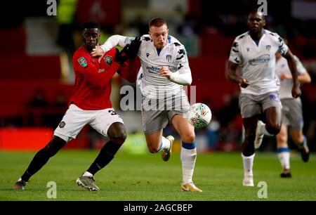 Von Manchester United Axel Tuanzebe (links) und der Colchester United Lukas Norris Kampf um den Ball während der carabao Cup Viertelfinale Spiel im Old Trafford, Manchester. Stockfoto