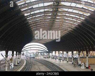 Als es 1877 eröffnet wurde, der Bahnhof York war die größte in der Welt und für seine Kurve bewundert; es ist jetzt ein wichtiger Stopp auf der East Coast Main Line. Stockfoto