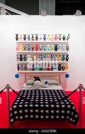 BARCELONA, SPANIEN - 29. MAI 2011: "Rote-auf-Toyz v. 2.0". Reinigungsstäbchen, Internationale Messe für zeitgenössische Kunst 2011 in Barcelona. Installation von quim Tarrida Stockfoto