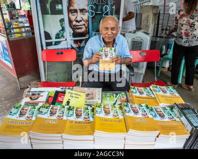 Phnom Penh, Kambodscha - November 13, 2019: Chum Mey präsentiert das Buch über die Zeit, in der er ein Gefangener in Tuol Sleng, Phnom Penh, Kambodscha war Stockfoto