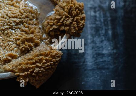 Frische Kuh Magen in eine Schüssel mit Wasser. Gehackte Rindfleisch Magen vor weiter kochen. Traditionelle nationale Küche. Stockfoto