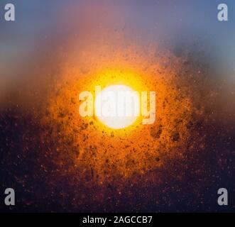 Atemberaubende Aufnahme, wenn die Sonne durch das neblige Fenster mit Unscharfer Hintergrund Stockfoto