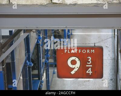 Berühmt durch Harry Potter, eine Plattform für Nummer neun und drei Viertel ist in den Läden der National Railway Museum, York Stockfoto