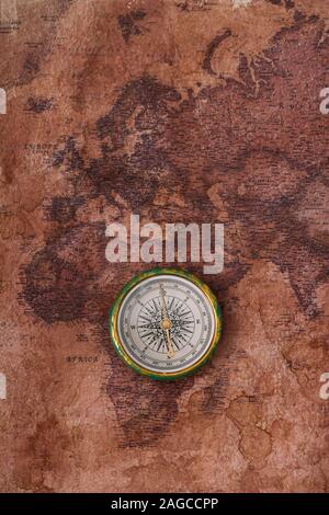 Draufsicht des Kompasses auf antiken Welt Karte Stockfoto