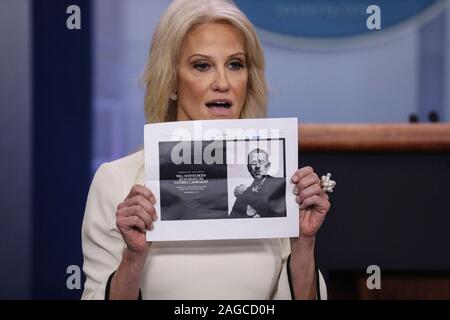 Washington DC, USA. 18. Dez 2019. Berater des Präsidenten, Kellyanne Conway spricht mit Mitgliedern der Medien in der Brady Presse am 18. Dezember 2019 in Washington, DC. (Foto von Oliver Contreras/SIPA USA) Credit: Sipa USA/Alamy leben Nachrichten Stockfoto