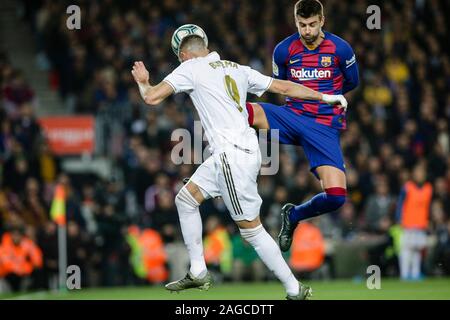 Barcelona, Spanien. 18 Dez, 2019. 09 Karim Benzema aus Frankreich von Real Madrid und 03 Gerard Pique aus Spanien FC Barcelona während La Liga Match zwischen dem FC Barcelona und Real Madrid im Camp Nou am Dezember 18, 2019 in Barcelona, Spanien. Credit: CORDON PRESSE/Alamy leben Nachrichten Stockfoto