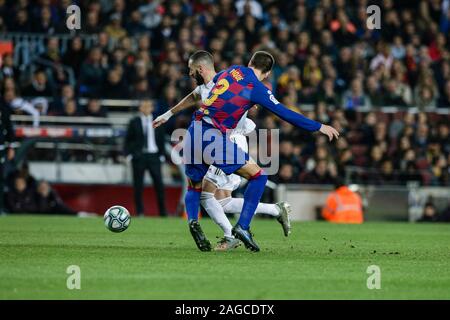 Barcelona, Spanien. 18 Dez, 2019. 03 Gerard Pique aus Spanien FC Barcelona und 09 Karim Benzema aus Frankreich von Real Madrid in der Primera División Match zwischen dem FC Barcelona und Real Madrid im Camp Nou am Dezember 18, 2019 in Barcelona, Spanien. Credit: CORDON PRESSE/Alamy leben Nachrichten Stockfoto