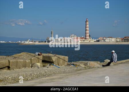 Mann angeln am Praia da Barra in der Nähe von Aveiro Portugal Stockfoto