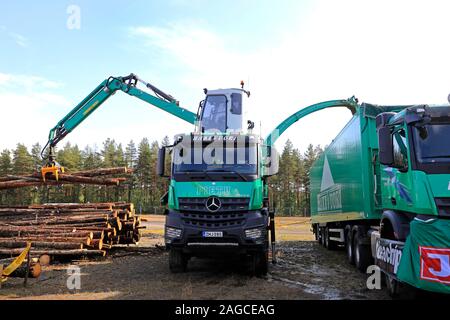 Hyvinkää, Finnland. September 6, 2019. Chipping Holz auf der Maxpo 2019. Mercedes-Benz hakevuori Arocs Autokran und Chipper Rauhfaser. Stockfoto