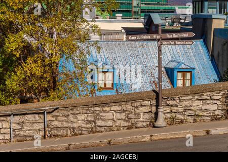 Quebec City, Kanada - 5. Oktober 2019: Detail der Befestigungsmauer von Quebec City mit einem alten blauen Dach im Hintergrund Stockfoto