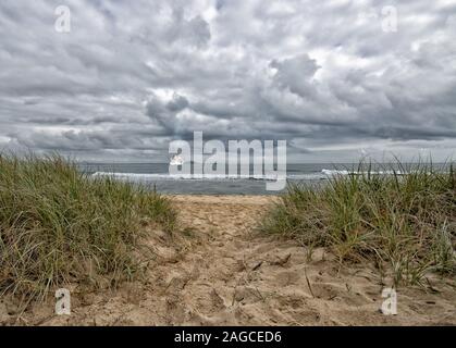 Wunderschöne Aufnahme einer frühen Morgenlandschaft am Strand Es sieht so aus, als würde es regnen Stockfoto