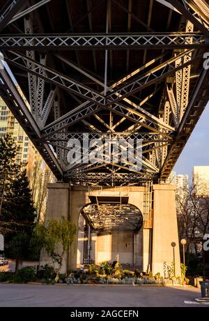 Winter Licht am späten Nachmittag unter der Burrard Street Bridge in Vancouver, British Columbia, Kanada Stockfoto