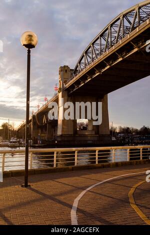 Burrard Street Bridge bei Sonnenuntergang, in Vancouver, British Columbia, Kanada Stockfoto