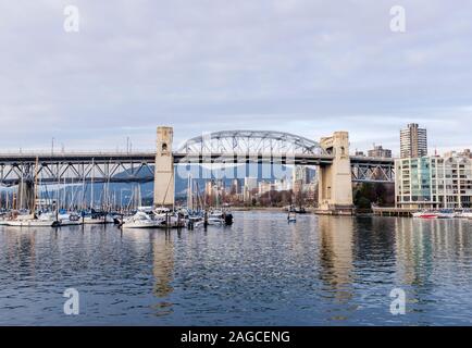 Am späten Nachmittag Blick auf die Burrard Street Bridge aus dem ruhigen Wasser der False Creek, Vancouver, BC Stockfoto