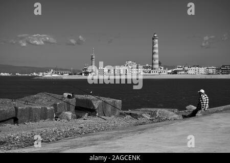 Mann angeln am Praia da Barra in der Nähe von Aveiro Portugal Stockfoto