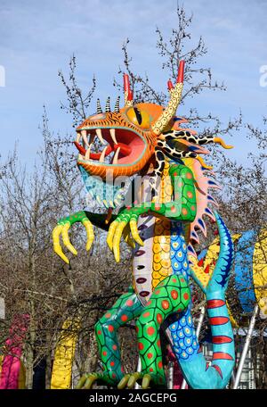 Mexikanischer Volkskunst bunte Skulptur von fantastischen Kreatur namens "Alebrijes" sind in den Parc de la Villette in Paris ausgestellt. Stockfoto