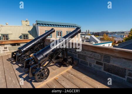 Quebec City, CA - 5. Oktober 2019: Kanonen auf die defensive Stadtmauer der Altstadt von Quebec City Stockfoto