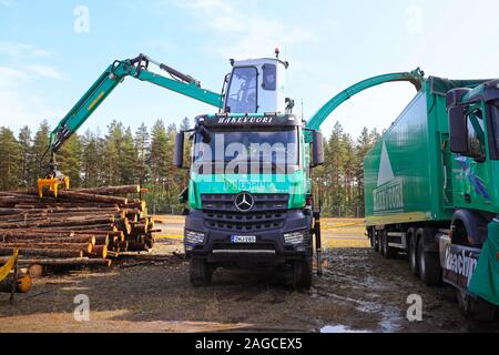 Hyvinkää, Finnland. September 6, 2019. Chipping Holz auf der Maxpo 2019. Mercedes-Benz hakevuori Arocs Autokran und Chipper Rauhfaser. Stockfoto