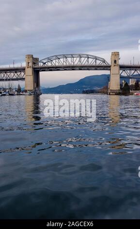 Am späten Nachmittag Blick auf die Burrard Street Bridge aus dem ruhigen Wasser der False Creek, Vancouver, BC Stockfoto