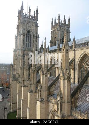 Herrliche gotische Kirche Architektur in eine Außenansicht des York Minster. Es zeigt die zwei Türme Auf der westlichen Fassade. Stockfoto