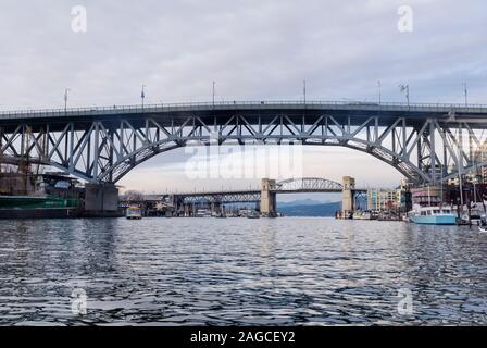 Ansicht der Granville Bridge und Burrard Street Bridge aus dem Wasser der False Creek in der Innenstadt von Vancouver, British Columbia. Stockfoto