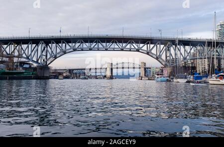 Ansicht der Granville Bridge und Burrard Street Bridge aus dem Wasser der False Creek in der Innenstadt von Vancouver, British Columbia. Stockfoto