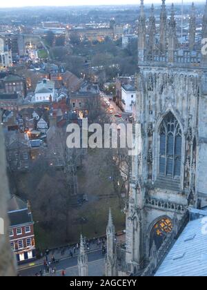 Ansicht in der Abenddämmerung mit Blick auf Stadtzentrum Straßen und einer der beiden Westtürme, nach dem Aufstieg an die Spitze des Turmes an der York Minster. Stockfoto