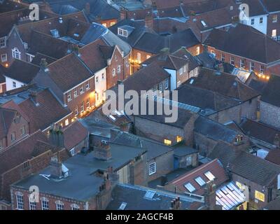 Ein Blick von Oben auf den Turm an der York Minster auf die Dächer der Stadt in der Dämmerung. Stockfoto