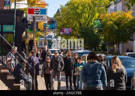 Quebec City, CA - 5. Oktober 2019: Menschen zu Fuß auf Cartier Avenue im Montcalm Bezirk Stockfoto