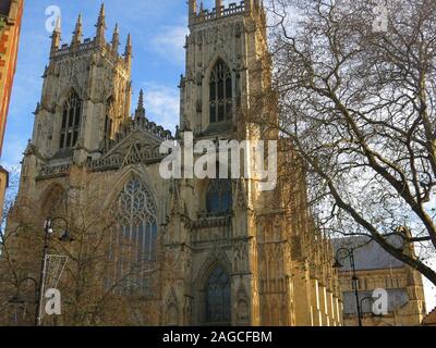 Die westfassade Fassade und zwei West towers Münster von York in allen seinen gotischen architektonische Pracht. Stockfoto