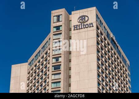 Quebec City, CA - 5. Oktober 2019: Fassade und das Logo des Hilton Hotel Stockfoto