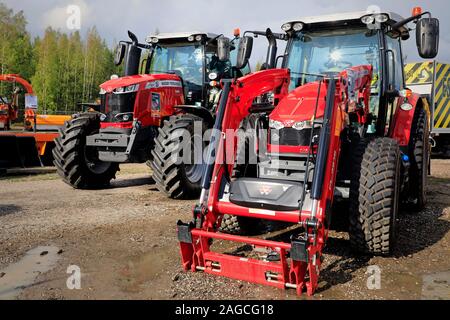 Hyvinkää, Finnland. September 6, 2019. Zwei S-Serie von Massey Ferguson Traktoren auf der Maxpo 2019 angezeigt. Stockfoto