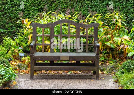 Holz- Sitz. Details an der RHS Harlow Carr Gärten, Harrogate, North Yorkshire Stockfoto