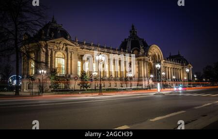 Schöne Aussicht auf den Petit Palais bei Nacht in Paris, Frankreich gefangen Stockfoto