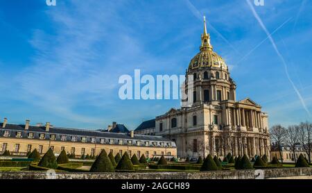 Schöne Aussicht auf das Les Invalides Museum unter dem klaren blauen Himmel in Paris, Frankreich gefangen genommen Stockfoto