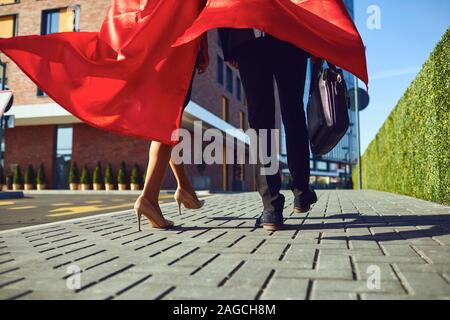 Geschäft Leute Super Heroes entlang der Stadt Straße. Zurück. Geschäftskonzept super hero Erfolg. Stockfoto