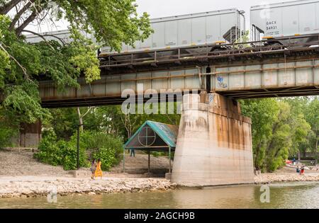 Fußgänger entlang der Assiniboine River in Downtown Winnipeg, Manitoba Stockfoto