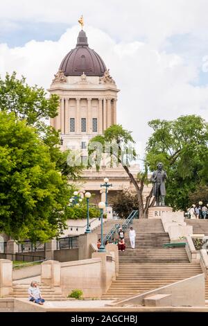 Ansicht der Manitoba legislative Versammlung, von der Assiniboine River in Downtown Winnipeg, Manitoba gesehen an einem Sommernachmittag. Stockfoto