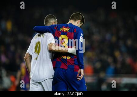 Barcelona, Spanien. 18 Dez, 2019. 09 Karim Benzema aus Frankreich von Real Madrid und 03 Gerard Pique aus Spanien FC Barcelona während La Liga Match zwischen dem FC Barcelona und Real Madrid im Camp Nou am Dezember 18, 2019 in Barcelona, Spanien. Credit: CORDON PRESSE/Alamy leben Nachrichten Stockfoto