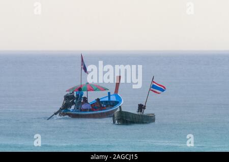 Gruppe von Menschen in einem Boot in Freedom Beach in Patong, Phuket Island, Thailand Stockfoto