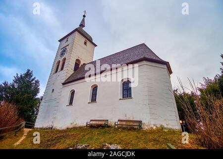 Die schöne mittelalterliche Johannesberg Kapelle mit weißen Wänden ist das bekannteste Wahrzeichen von Traunkirchen Village, oben auf den Felsen gelegen, Aust Stockfoto
