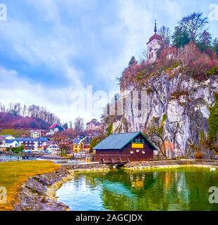 Die alte Traunkirchen Dorf mit seinem Wahrzeichen, der Johannesbergkapelle auf der Spitze des Felsens mit kleinen umliegenden, Österreich Stockfoto