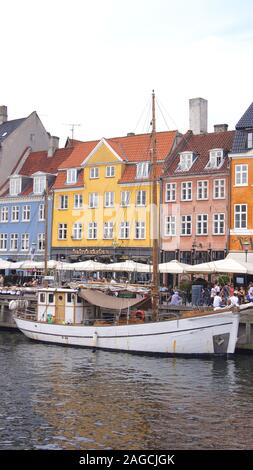 Kopenhagen, Dänemark - Apr 04th, 2015: Nyhavn ist eine der bekanntesten Sehenswürdigkeiten in Kopenhagen während einer sommerlichen Tag Stockfoto