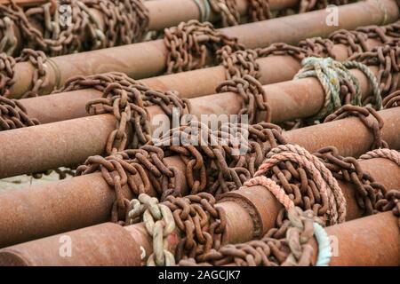 Die Rohre und Ketten lag auf dem Boden im Hafen von Greetsiel - sehr dekorativ und schön. Stockfoto