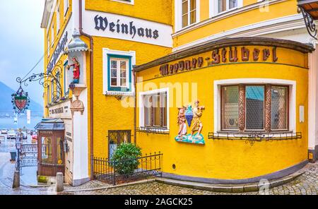 GMUNDEN, Österreich - Februar 22, 2019: Die schöne Fassade des alten Restaurant, das in einem historischen Gebäude mit wunderschönen bunten bas-relief Dekoration Stockfoto