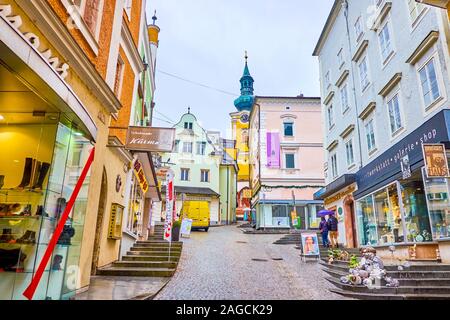 GMUNDEN, Österreich - Februar 22, 2019: Der alte Kirchengasse ist ein Aufstieg Straße im Herzen der Altstadt und verfügt über zahlreiche Geschäfte im Historica Stockfoto